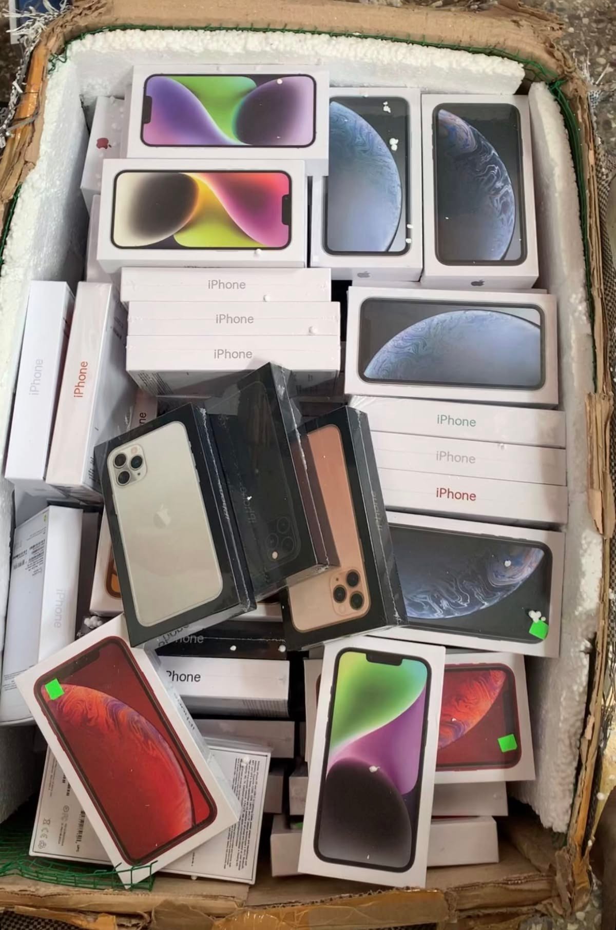 Wholesale Mixed iPhone Pallet (15 Phones) wholesale phone pallet inventory